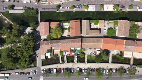 Luftaufnahme-Von-Cafés-Und-Restaurants-Am-Wasser-über-Der-Antiken-Stadt-L&#39;Isle-sur-la-Sorgue
